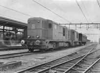 167369 Afbeelding van de diesel-electrische locomotieven nrs. 2402 en 2401 (serie 2400/2500) van de N.S. met een ...